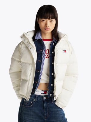 white puffer-jacke mit kapuze und logo-print für damen - tommy jeans