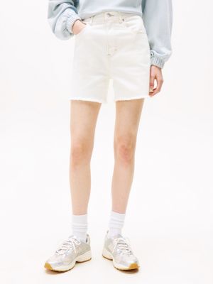 wit regular mom fit denim short met raw hem voor dames - tommy jeans