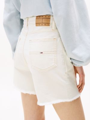 short mom coupe standard en denim à ourlet brut blanc pour femmes tommy jeans