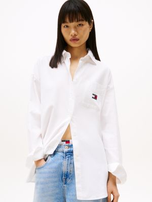 chemise oxford oversize tommy badge blanc pour femmes tommy jeans