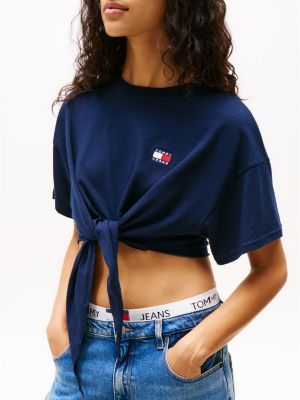 blauw cropped t-shirt met knoop en tommy-badge voor dames - tommy jeans