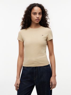 beige t-shirt z haftowaną flagą i okrągłym dekoltem dla kobiety - tommy jeans