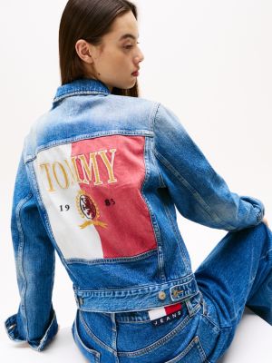 veste trucker en denim à blason brodé au dos bleu pour femmes tommy jeans