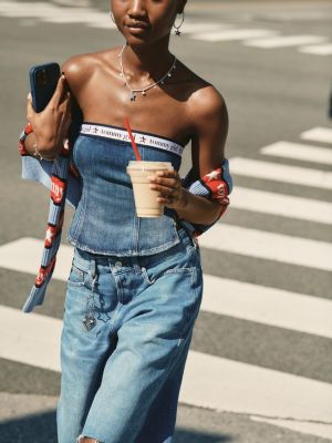 blau tommy girl tube-top aus denim mit logomuster für damen - tommy jeans