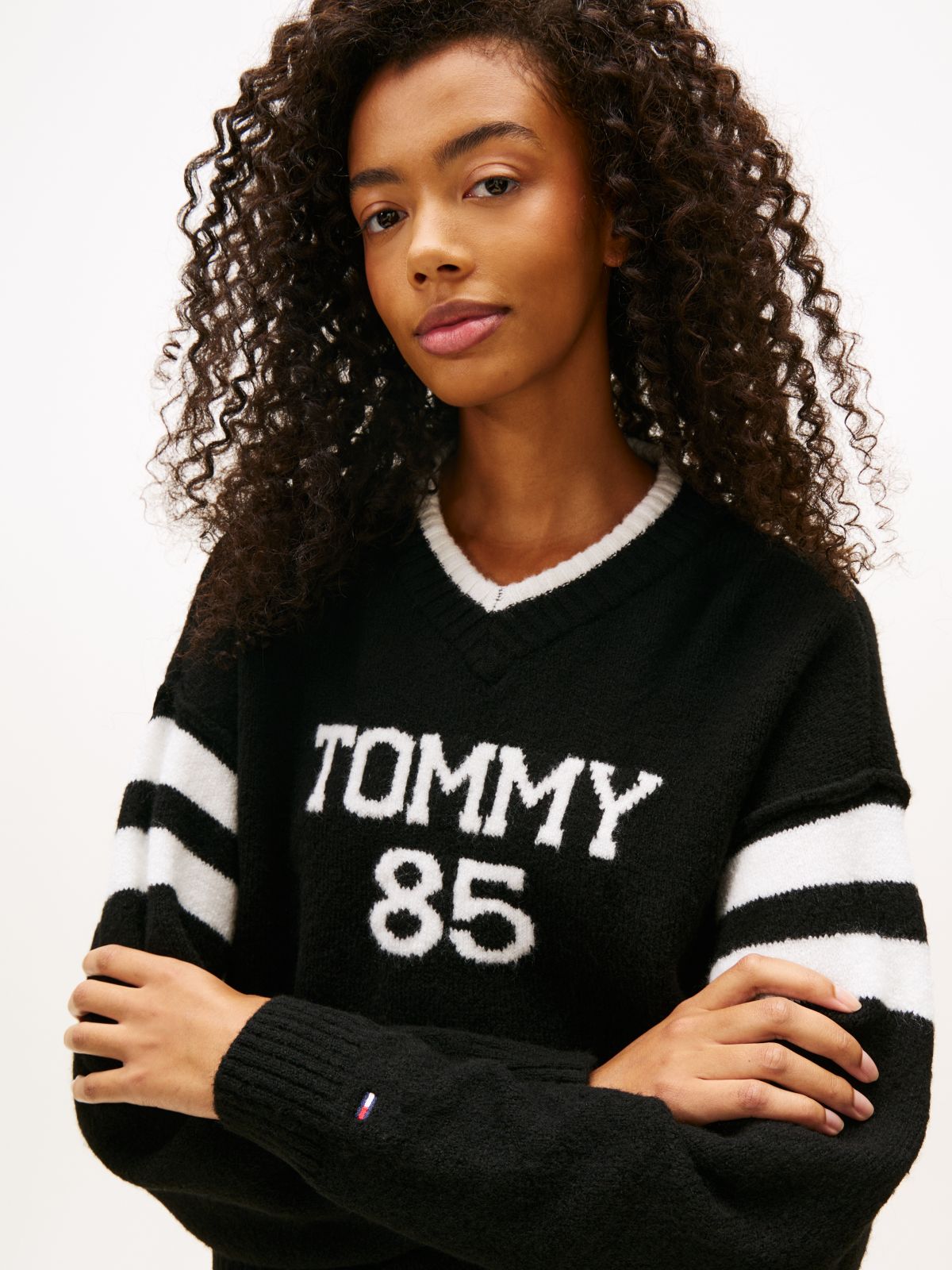 Intarsia Logo V-Neck Relaxed Jumper — Black