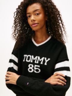 Intarsia Logo V-Neck Relaxed Jumper — Black 2