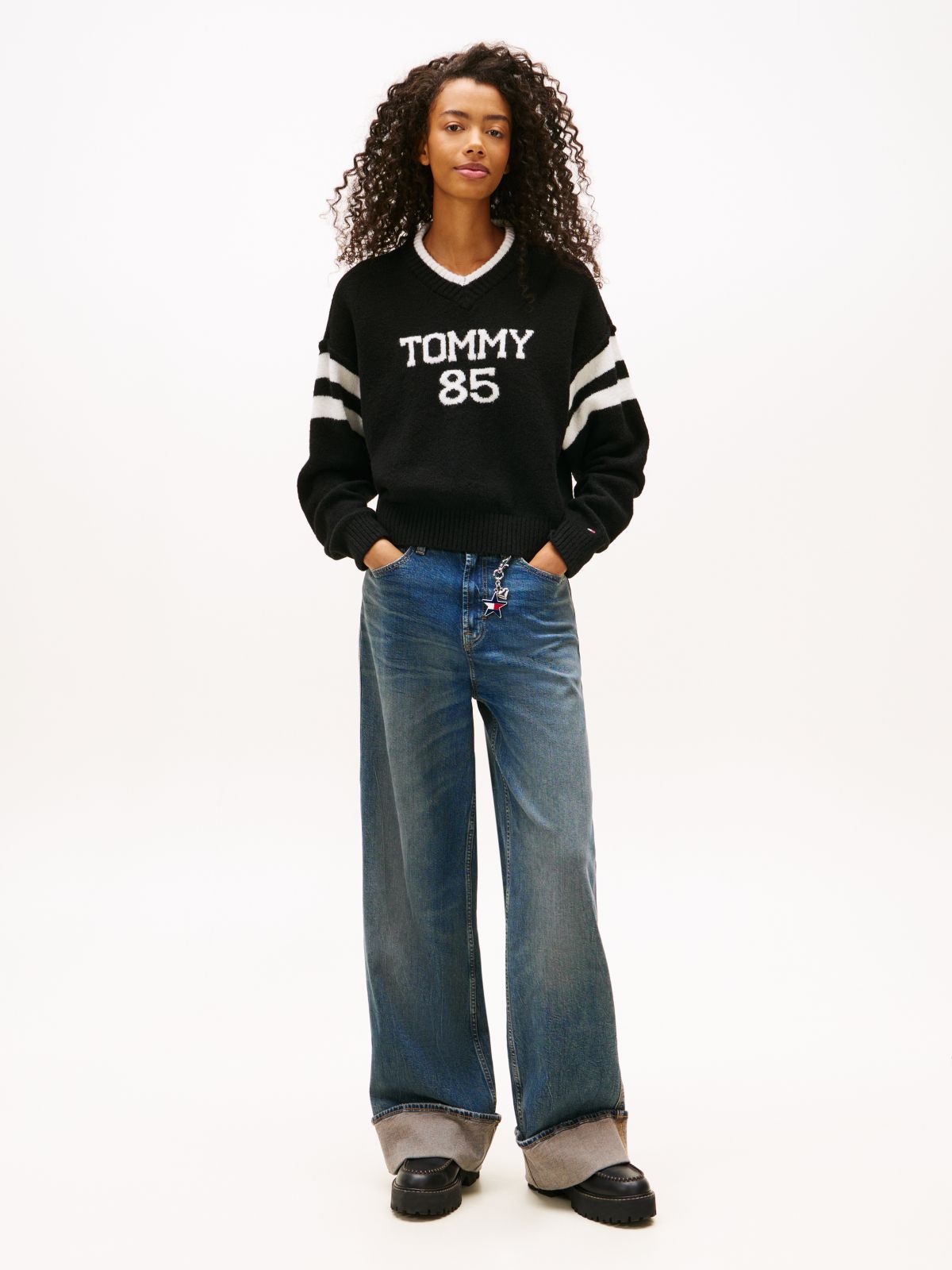 Intarsia Logo V-Neck Relaxed Jumper — Black