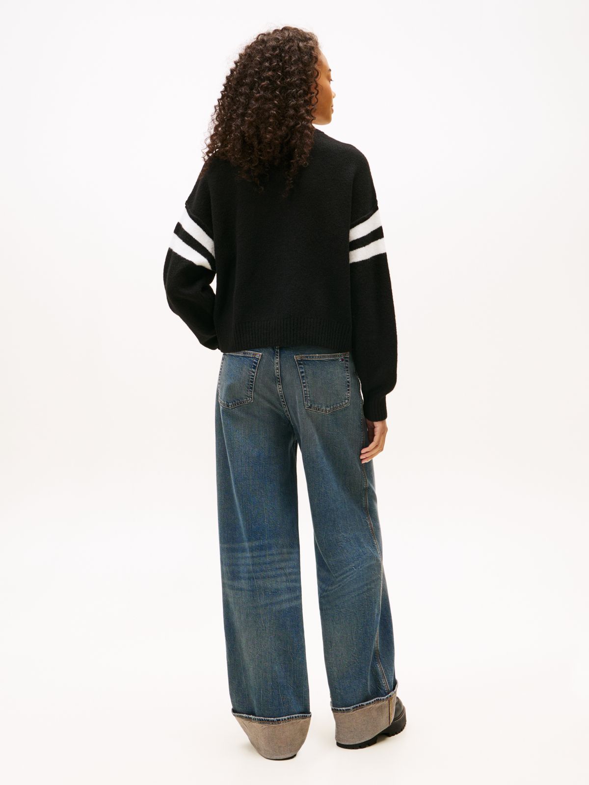 Intarsia Logo V-Neck Relaxed Jumper — Black