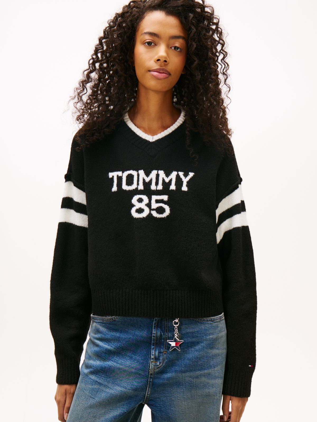 Intarsia Logo V-Neck Relaxed Jumper — Black