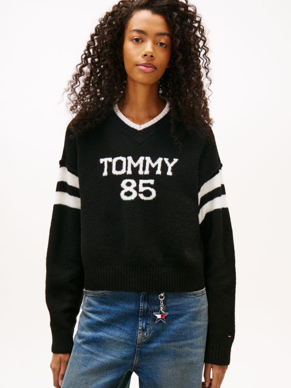 Intarsia Logo V-Neck Relaxed Jumper — Black