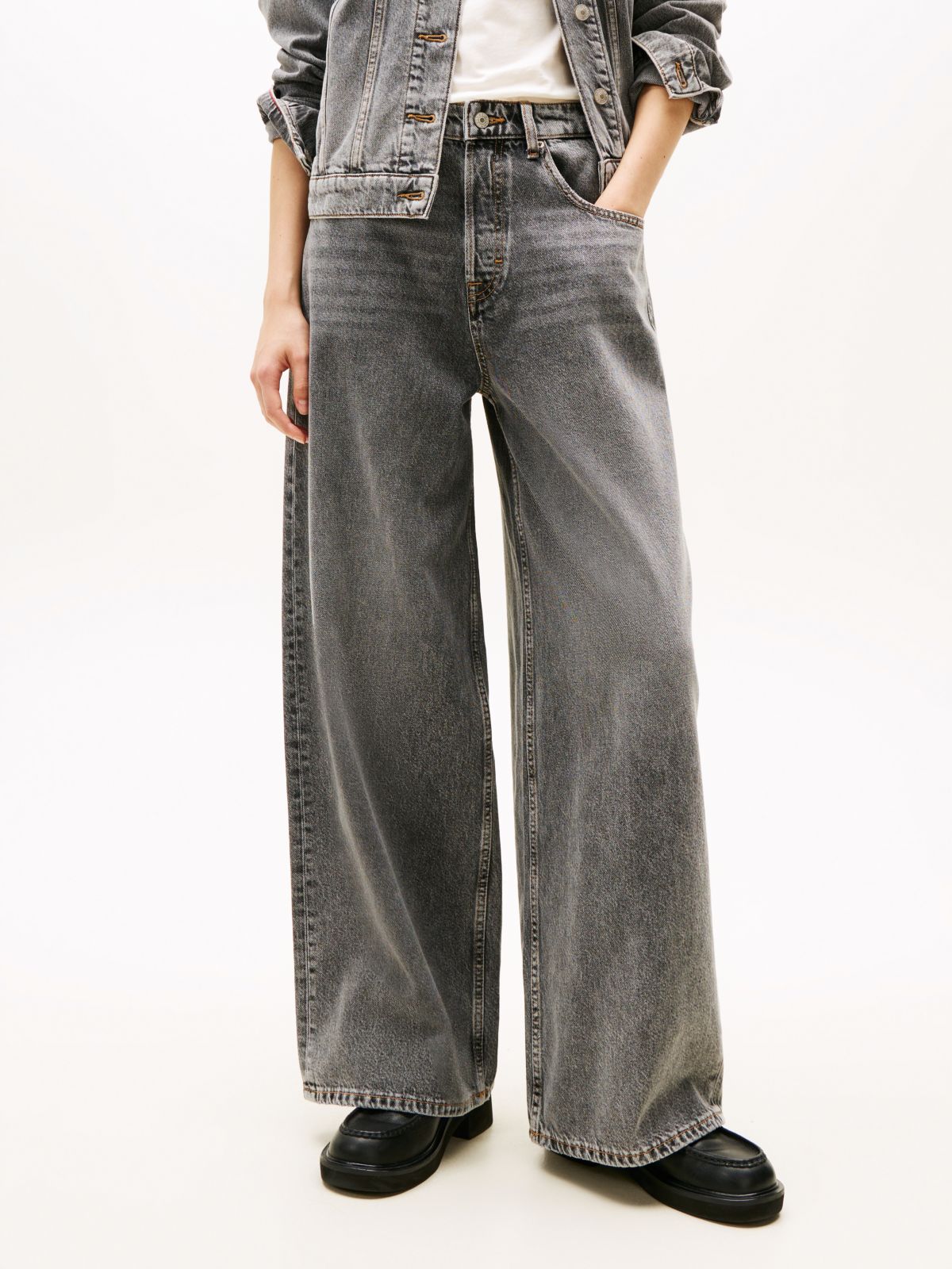 Mid Rise Loose Wide Leg Jeans — Grey