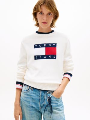 pull décontracté à badge drapeau en intarsia white pour femmes tommy jeans
