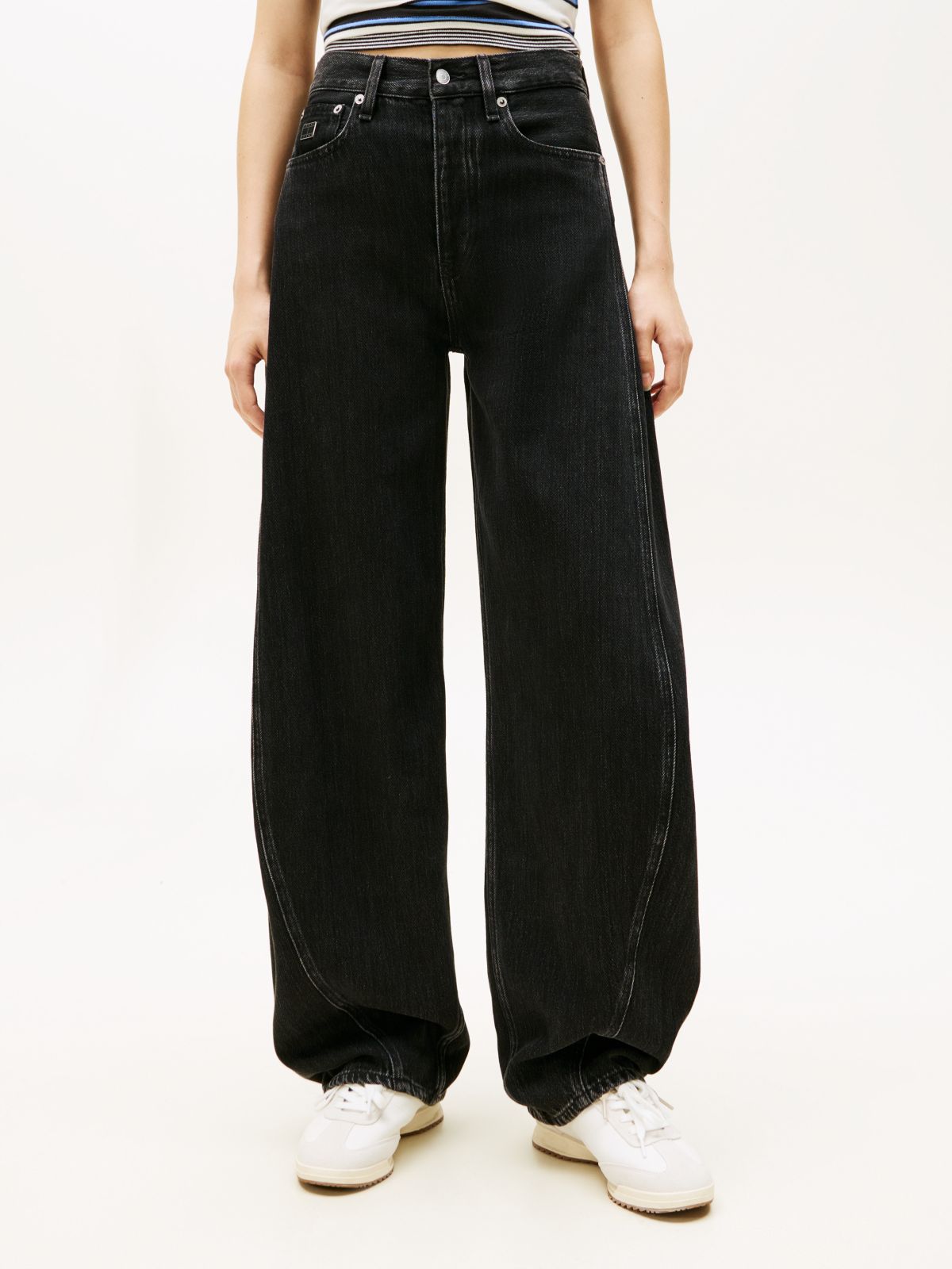 Mid Rise Barrel Leg Black Jeans — Black
