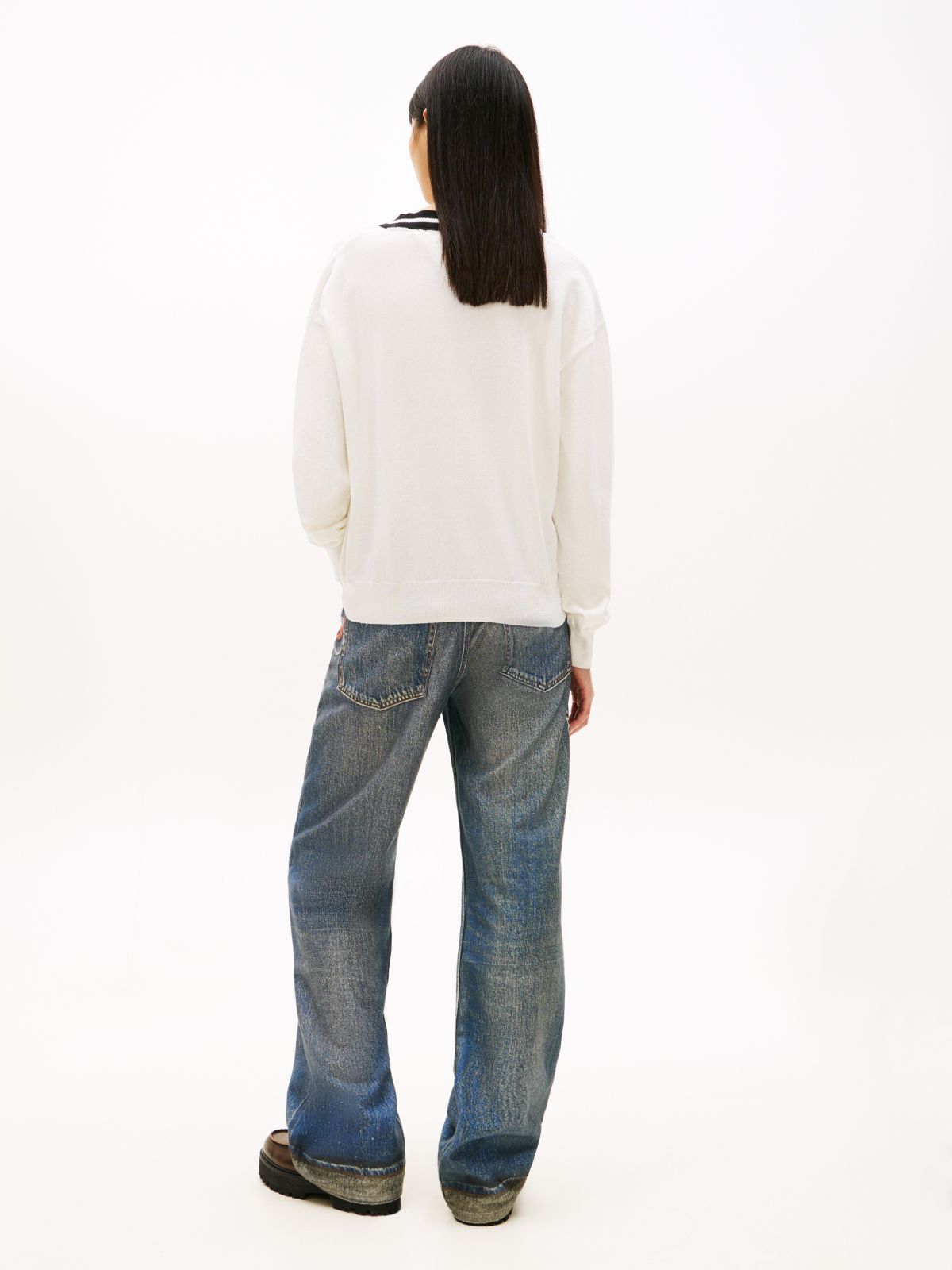 Relaxed Tipped V-Neck Jumper — White
