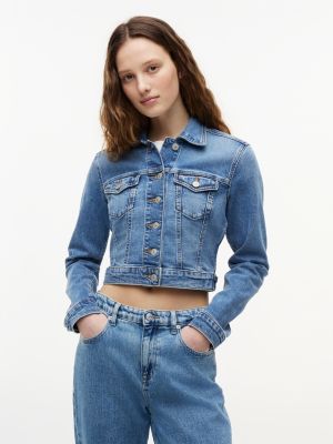 blue slim cropped fit truckerjacke aus denim für damen - tommy jeans