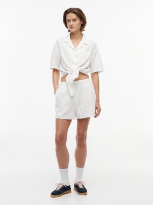 white relaxed fit shorts mit crinkle-struktur für damen - tommy jeans
