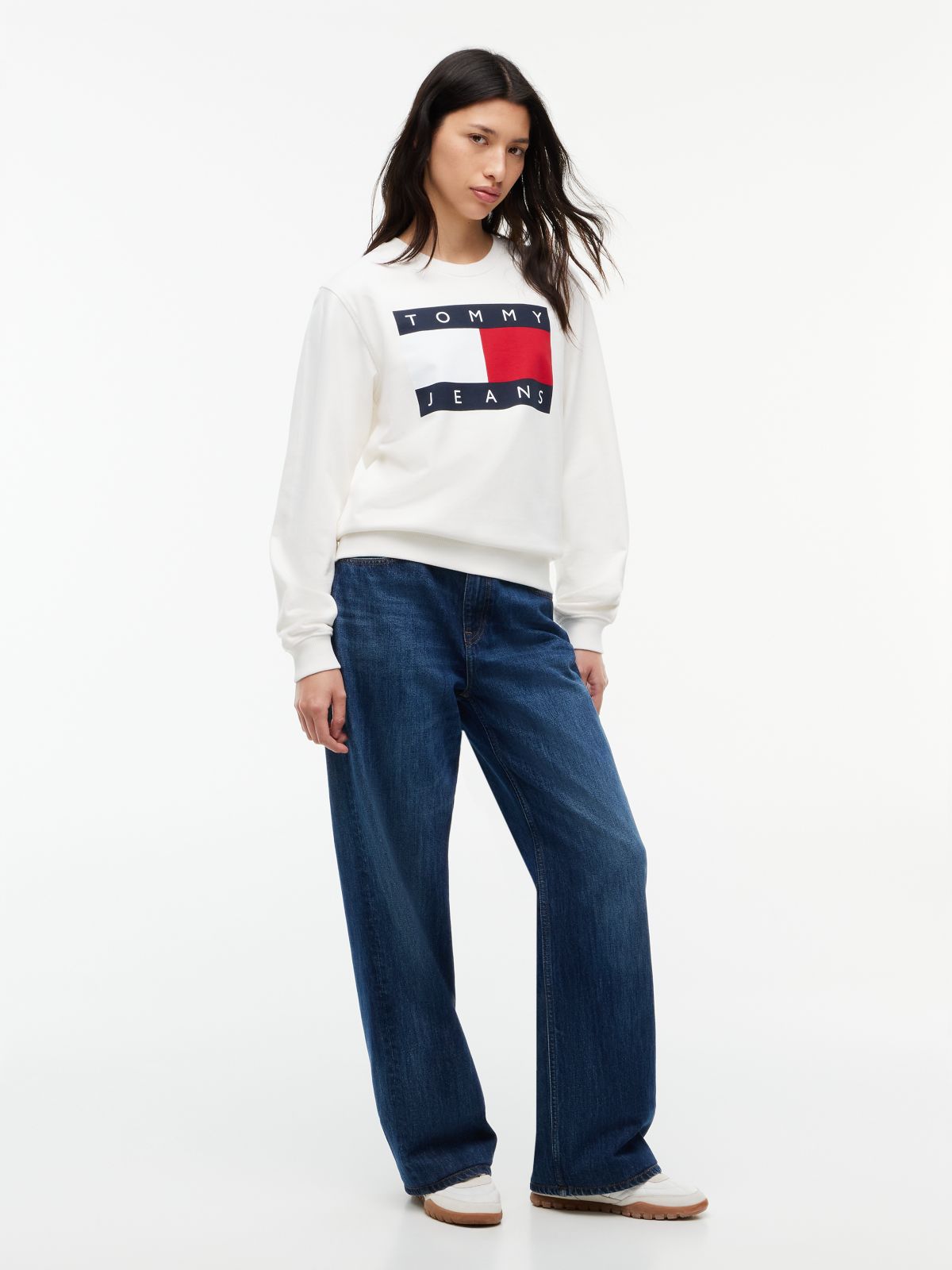 Tommy Flag Badge Crew Neck Sweatshirt — White