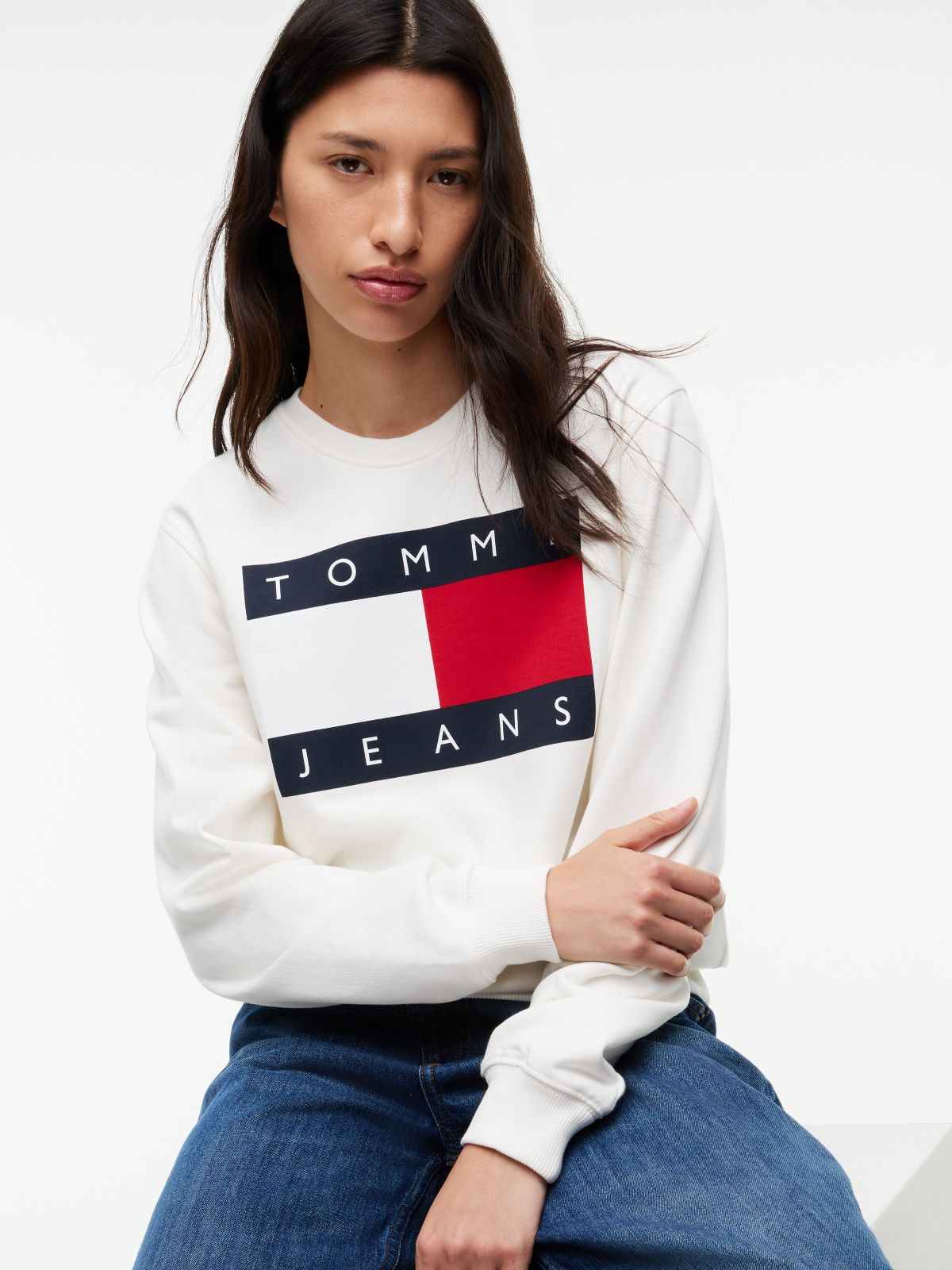Tommy Flag Badge Crew Neck Sweatshirt — White