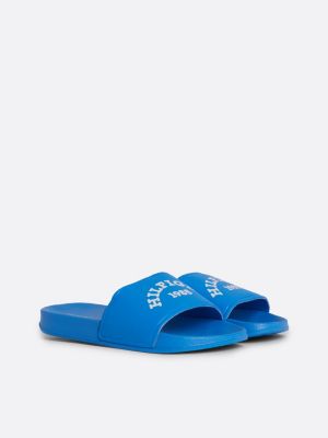 blue badslipper met gebogen logo voor jongens - tommy hilfiger