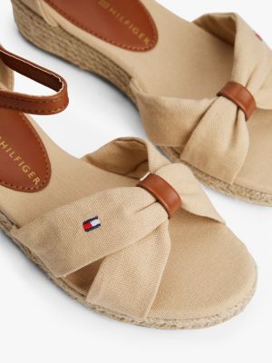 beige sandale mit bast-detail am keilabsatz für mädchen - tommy hilfiger