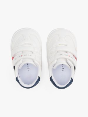 weiß sneaker mit kontrast-ferse und flag für jungen - tommy hilfiger