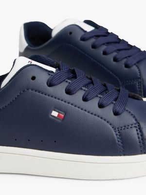 blau sneaker mit flag und color-pop für gender-inclusive kinder - tommy hilfiger