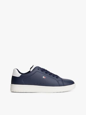 blue sneaker mit flag und color-pop für gender-inclusive kinder - tommy hilfiger