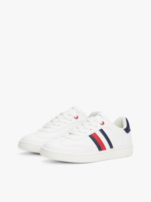 weiß sneaker mit kontrast-ferse und flag für gender-inclusive kinder - tommy hilfiger