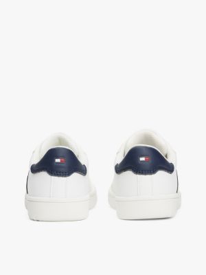 weiß sneaker mit kontrast-ferse und flag für gender-inclusive kinder - tommy hilfiger