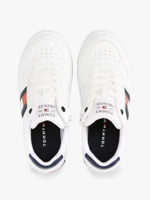 weiß sneaker mit flag und kontrast-detail an ferse für gender-inclusive kinder - tommy hilfiger