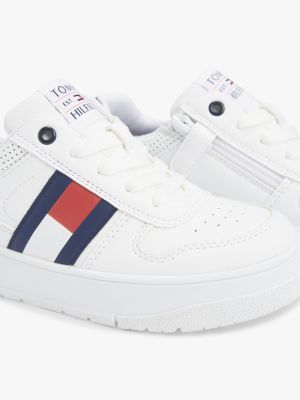 weiß sneaker mit flag und kontrast-detail an ferse für gender-inclusive kinder - tommy hilfiger