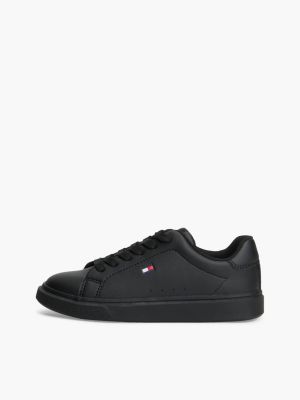 baskets à lacets et logo drapeau noir pour enfants genre inclusif tommy hilfiger