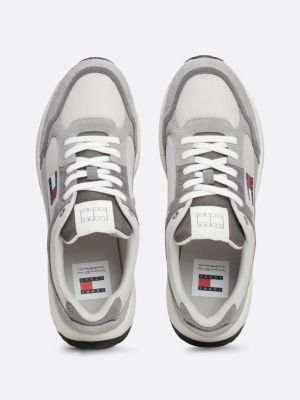 grijs suède hardloopsneaker met fijne profielzool voor heren - tommy jeans