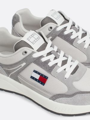grijs suède hardloopsneaker met fijne profielzool voor heren - tommy jeans