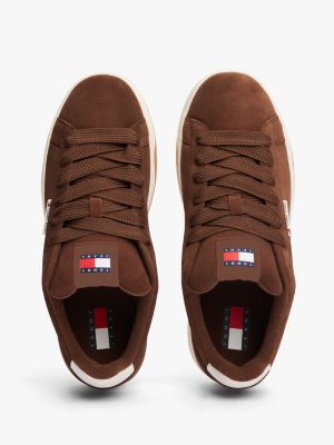 bruin suède sneaker met getextureerde tussenzool voor heren - tommy jeans