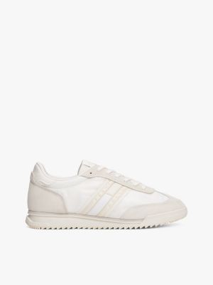 white retro leren sneaker met gemengde texturen voor heren - tommy jeans