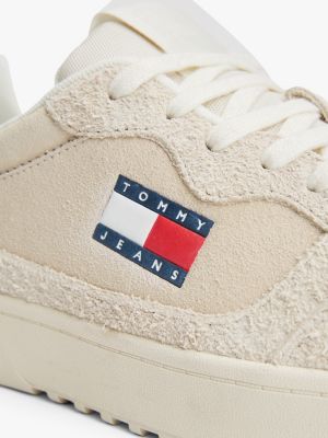 beige suède sneaker met cupsole voor heren - tommy jeans