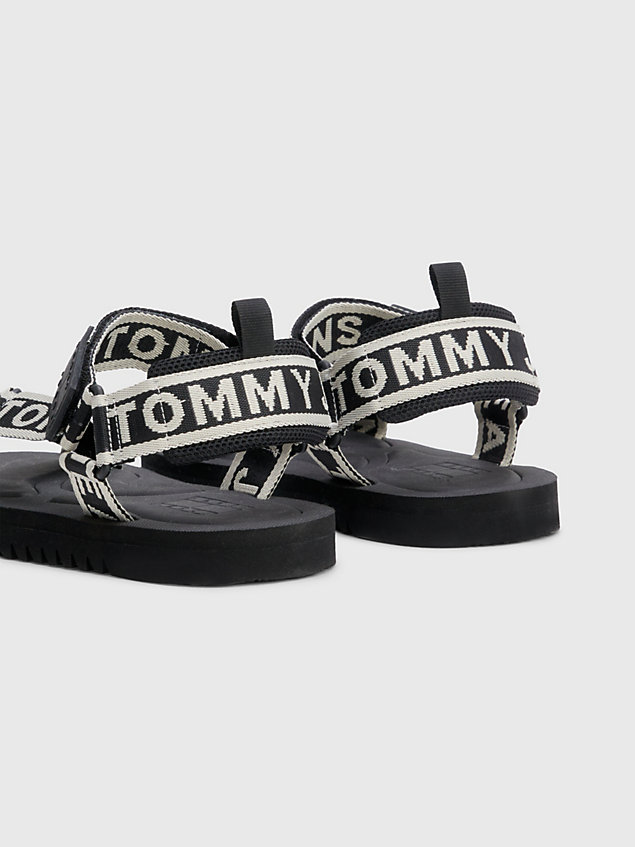 black riemensandale mit logomuster für damen - tommy jeans