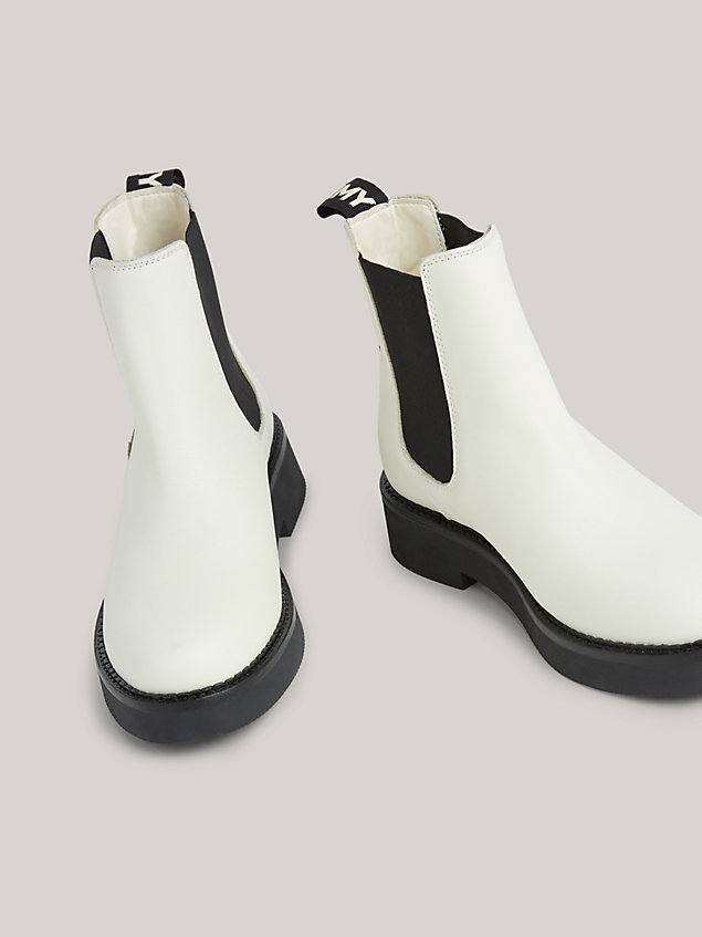 white chelsea-boot aus leder mit logo-tape für damen - tommy jeans