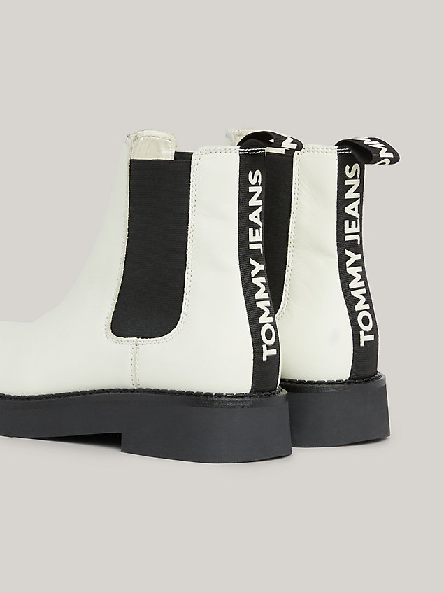 white chelsea-boot aus leder mit logo-tape für damen - tommy jeans