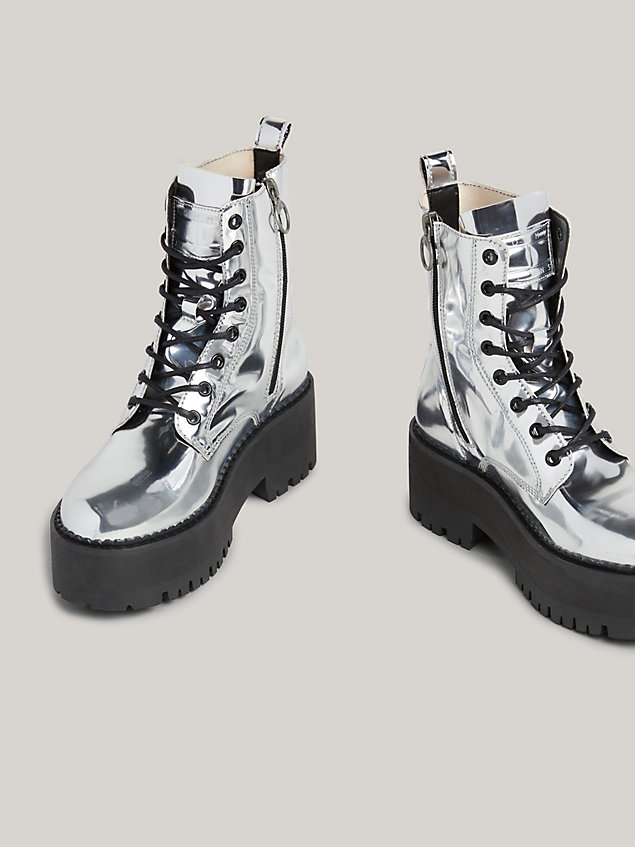 grey platformlaars met metallic finish en logotape voor dames - tommy jeans