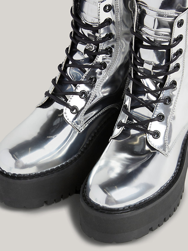 grijs platformlaars met metallic finish en logotape voor dames - tommy jeans