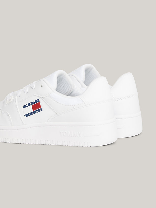 white essential retro basketbalsneaker voor dames - tommy jeans