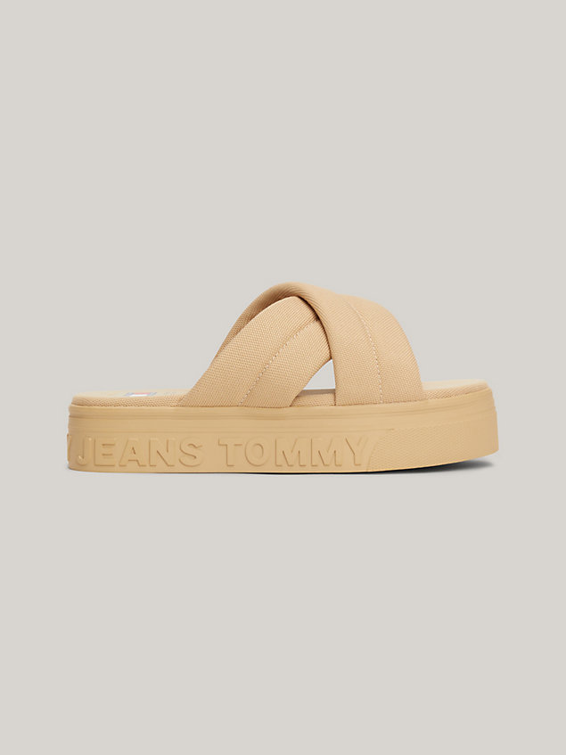 beige sandaal met plateauzool en logo in reliëf voor dames - tommy jeans