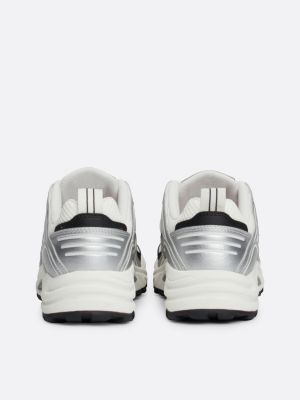 grau runner-sneaker mit metallic-details für damen - tommy jeans