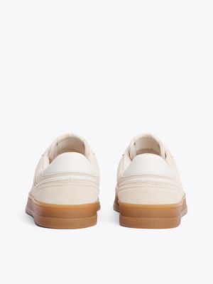 beige the greenwich sneaker aus wildleder für damen - tommy jeans