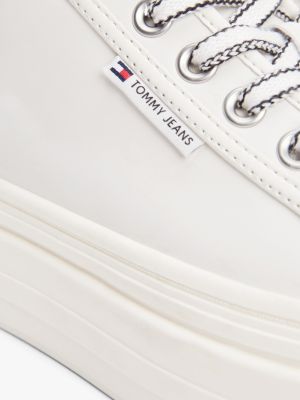 sneakers in pelle con suola alta e cuciture beige da donne tommy jeans