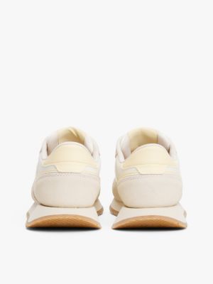 beige lichtgewicht hardloopsneaker van suède voor dames - tommy jeans