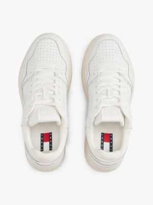 weiß retro-basketball-sneaker mit plateausohle und leder für damen - tommy jeans