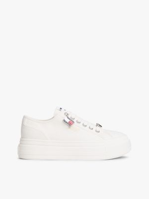 white canvas-sneaker mit plateausohle und anhängern für damen - tommy jeans